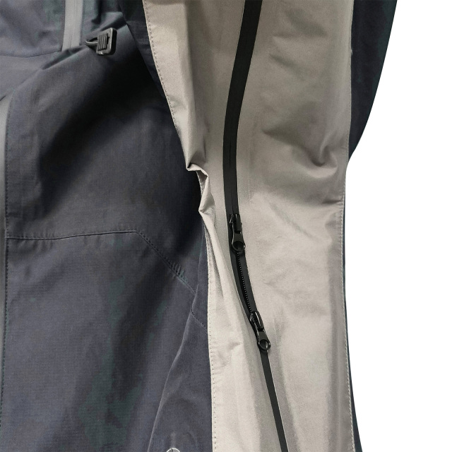 Leistungsstarke schwarze Regenjacke mit Unterarmbelüftung zum Wandern