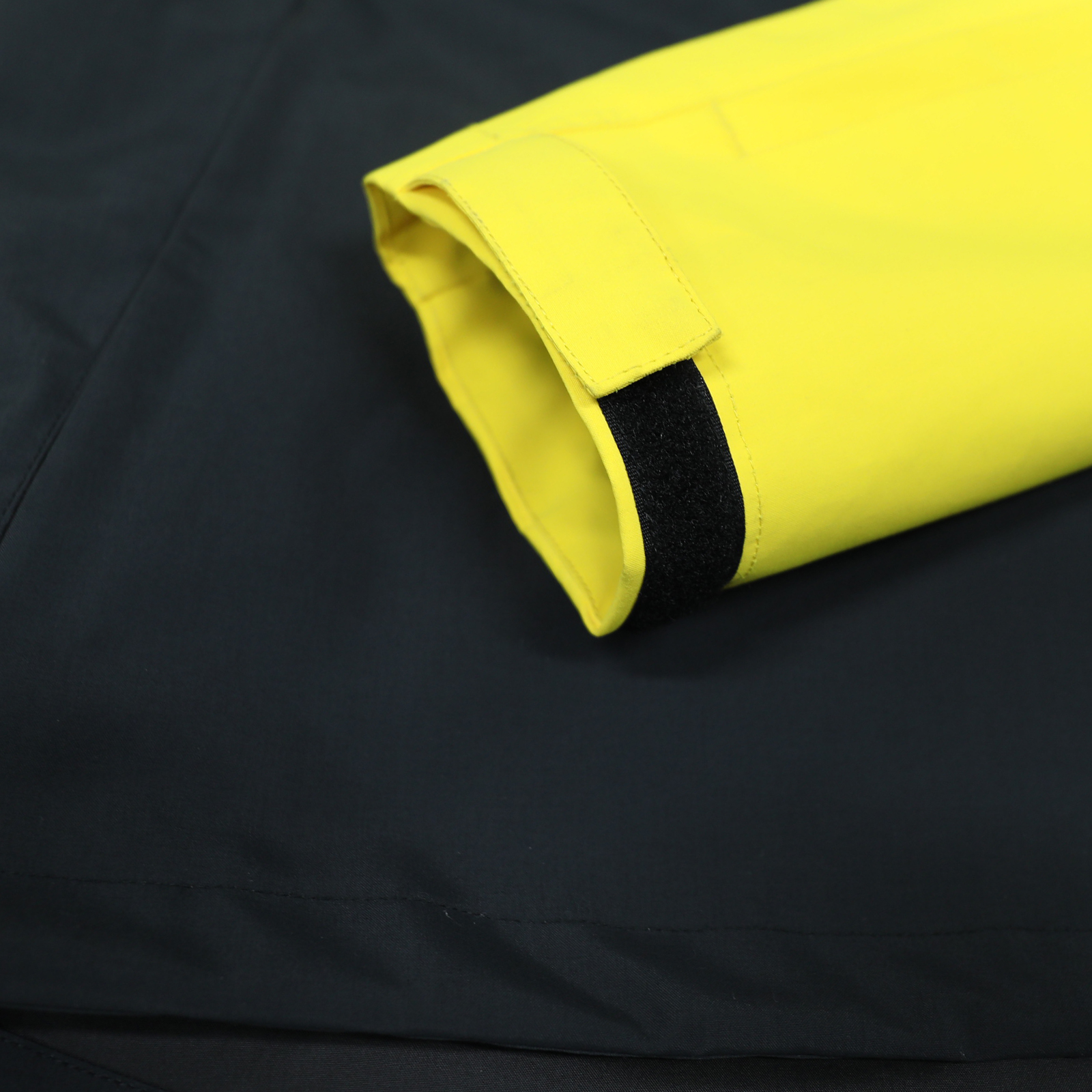 Veste de ski noire et jaune en gros de Yuelei : un design audacieux pour le ski