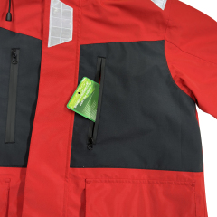 Rote Segeljacke mit hohem Kragen, neongrünen Ellbogen und Kapuze
