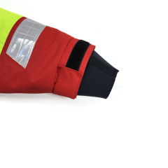 Rote Segeljacke mit hohem Kragen, neongrünen Ellbogen und Kapuze