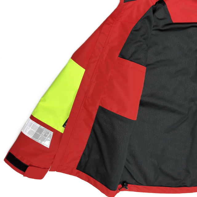 Rote Segeljacke mit hohem Kragen, neongrünen Ellbogen und Kapuze