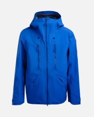 Blaue Hardshelljacke mit Belüftungsöffnungen unter den Armen zum Wandern