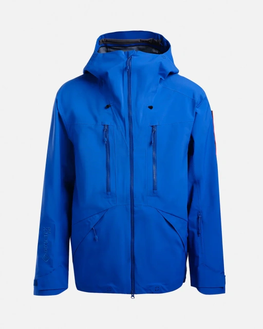 Blaue Hardshelljacke mit Belüftungsöffnungen unter den Armen zum Wandern