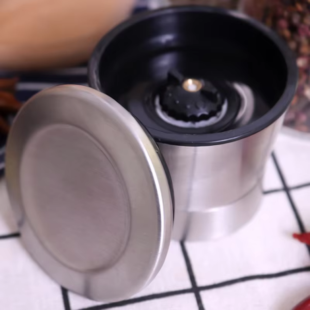 Custom adjustable coarseness manual salt and pepper grinder with plastic lid