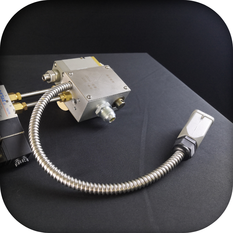 Precision gear pump system for PUR adhesive application in printing industry