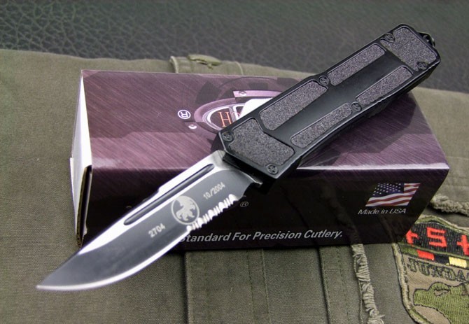 Microtech Scarab D/E OTF AUTO Knife 3.54" 440C Serrated Blade, Black Aluminum Alloy Handles