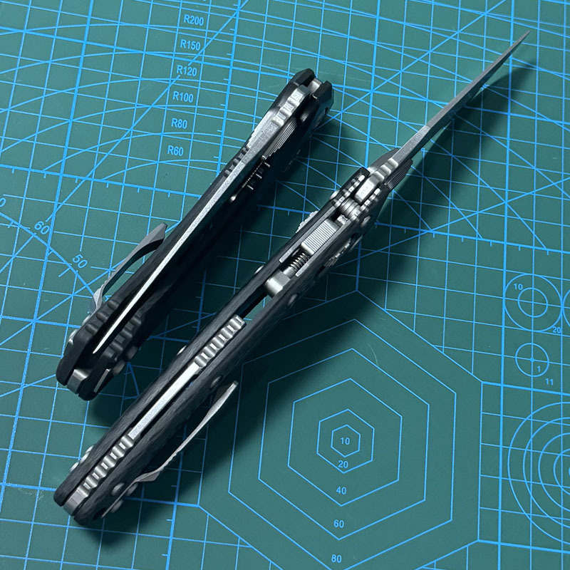 Microtech Amphibian RAM-LOK Manual Folding Knife 3.62" M390MK Plain Blade, Carbon Fiber Handles