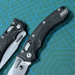 Microtech Amphibian RAM-LOK Manual Folding Knife 3.62" M390MK Plain Blade, Carbon Fiber Handles