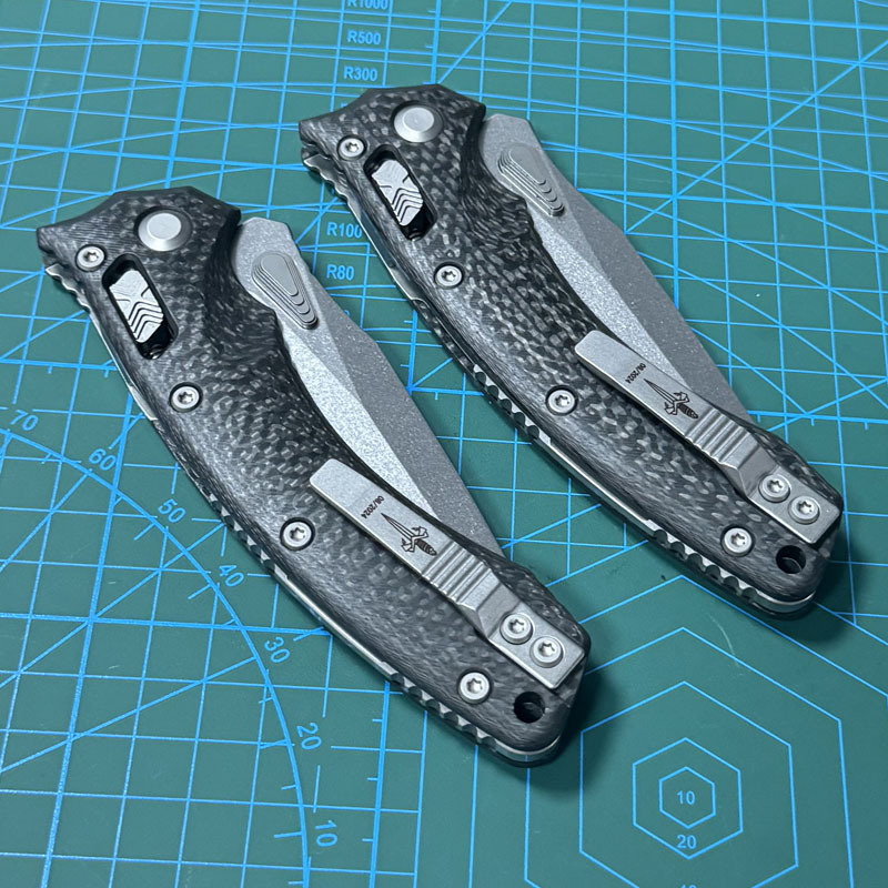 Microtech Amphibian RAM-LOK Manual Folding Knife 3.62" M390MK Plain Blade, Carbon Fiber Handles