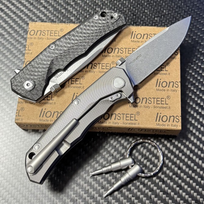 LionSteel Three Rapid Folder Knife 2.95" M390 Blade, Matte Titanium/Carbon Fiber Handles