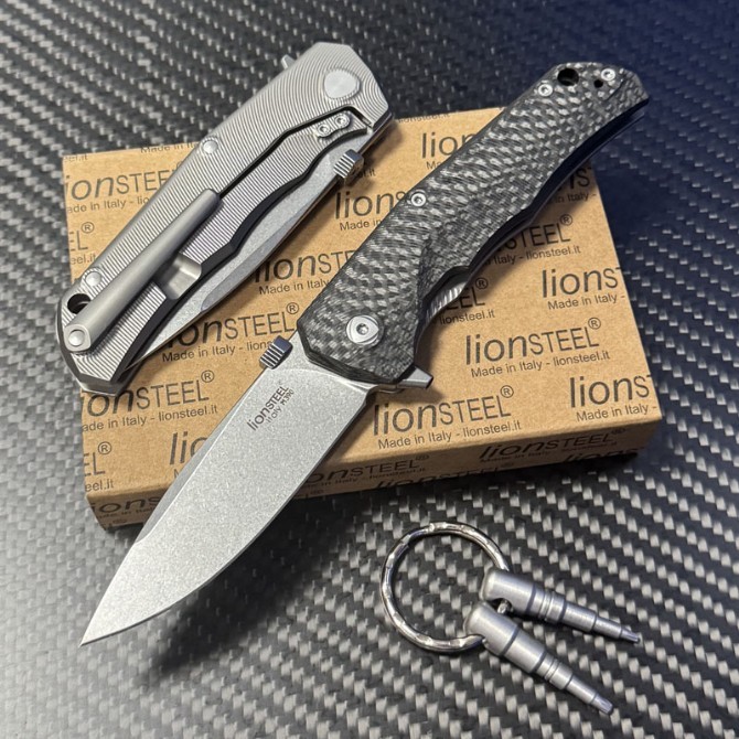 LionSteel Three Rapid Folder Knife 2.95" M390 Blade, Matte Titanium/Carbon Fiber Handles