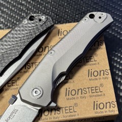 LionSteel Three Rapid Folder Knife 2.95" M390 Blade, Matte Titanium/Carbon Fiber Handles