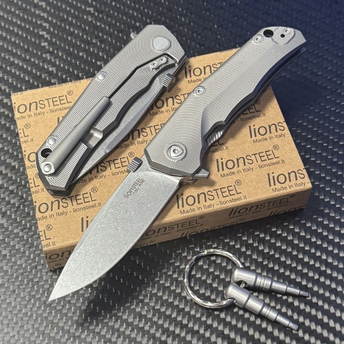 LionSteel Three Rapid Folder Knife 2.95" M390 Blade, Matte Titanium/Carbon Fiber Handles