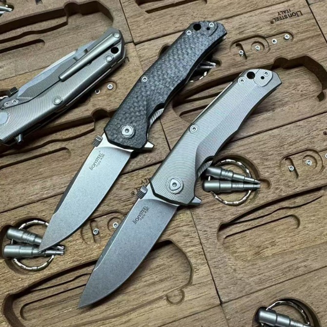 LionSteel Three Rapid Folder Knife 2.95" M390 Blade, Matte Titanium/Carbon Fiber Handles