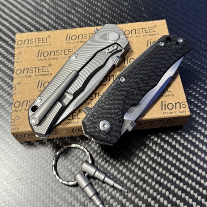 LionSteel Three Rapid Folder Knife 2.95" M390 Blade, Matte Titanium/Carbon Fiber Handles