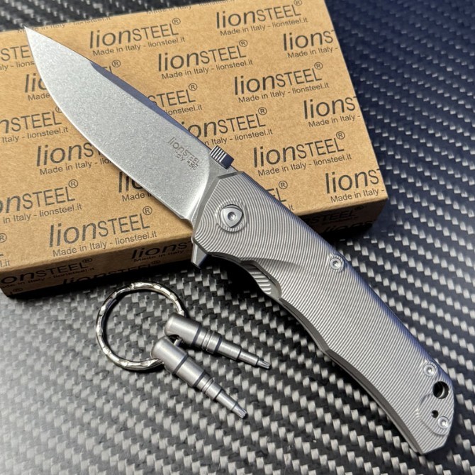 LionSteel Three Rapid Folder Knife 2.95" M390 Blade, Matte Titanium/Carbon Fiber Handles