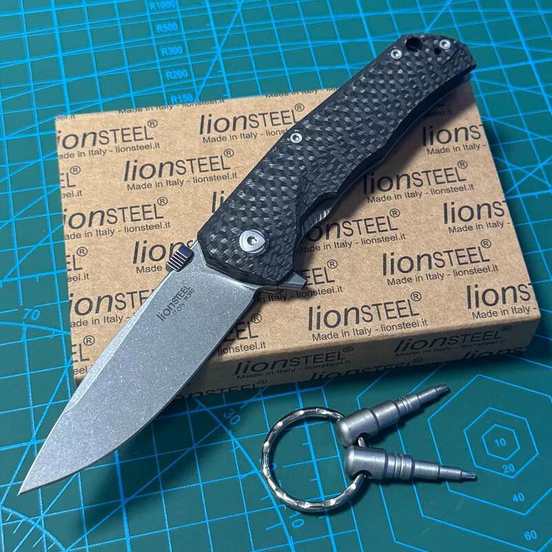 LionSteel Three Rapid Folder Knife 2.95" M390 Blade, Matte Titanium/Carbon Fiber Handles