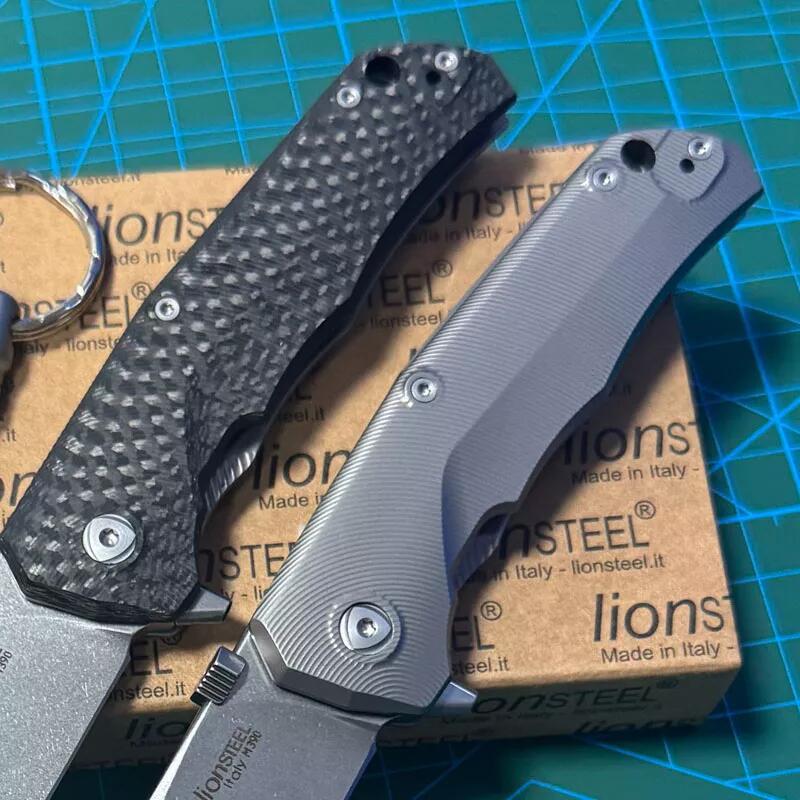 LionSteel Three Rapid Folder Knife 2.95" M390 Blade, Matte Titanium/Carbon Fiber Handles