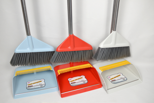 GV no.G1904 floor cleaning set broom and steel stable standing dustpan