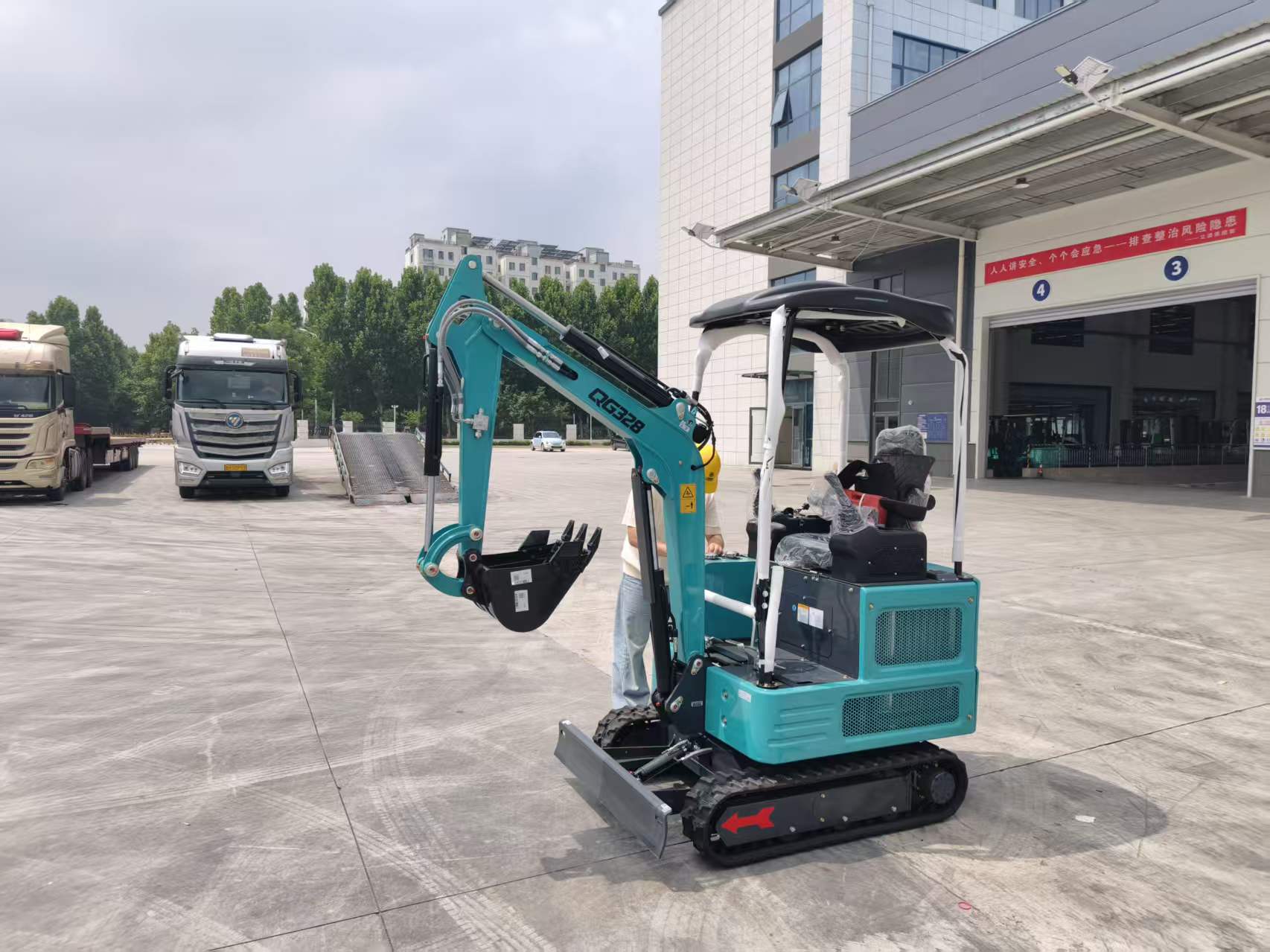 QINGONG QG328 MINI EXCAVATOR