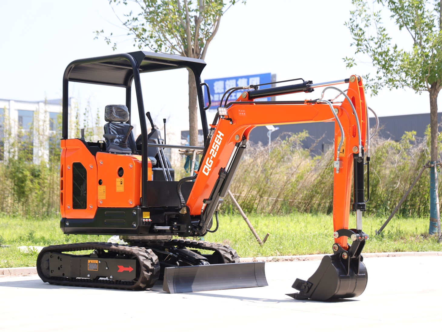 QINGONG QG-25EH MINI EXCAVATOR