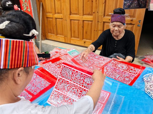 The Paper-cutting Artist at the Market