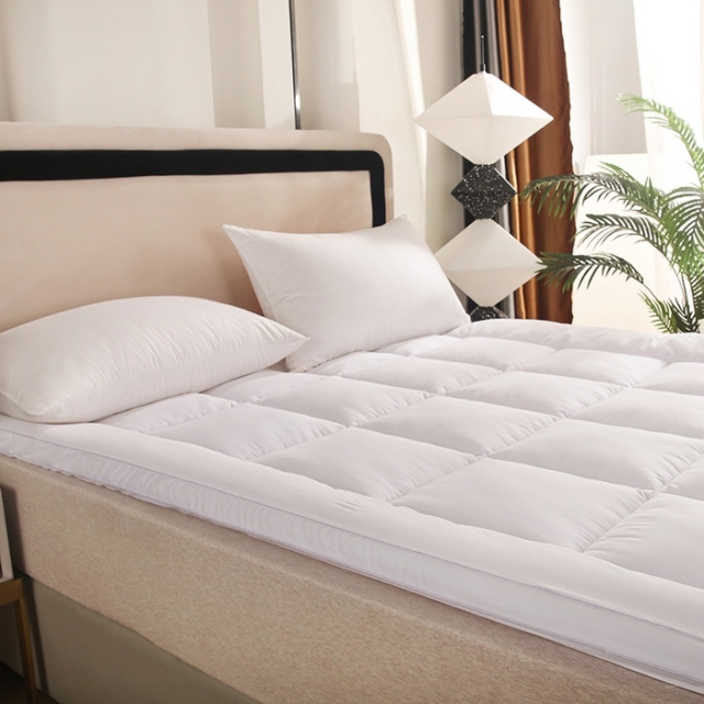 Triple-Needle Edge Stitching on Mattress Protector - Prevents Filler Leakage for Senior Care Facilities