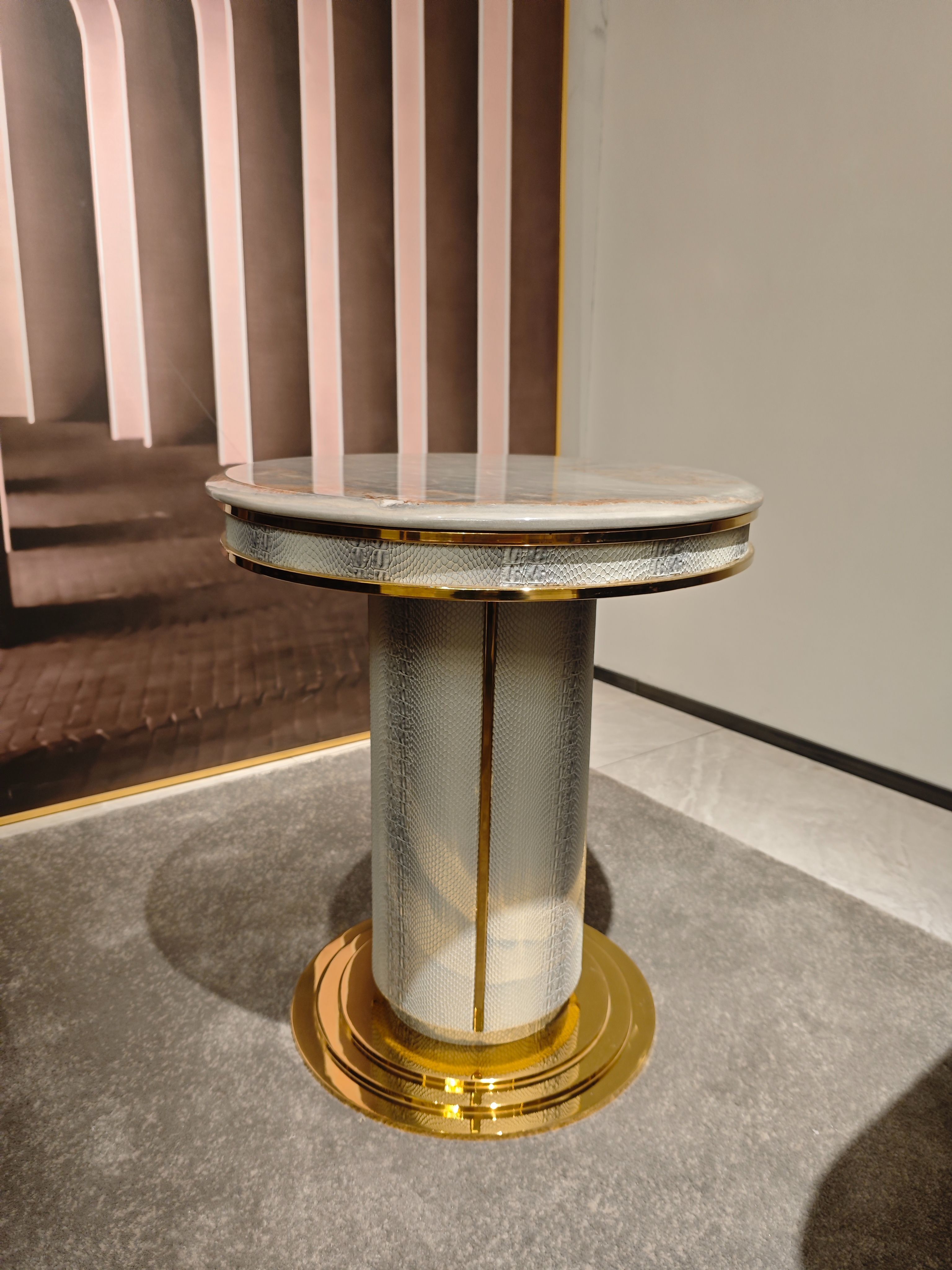 Luxury Marble - Top Gold - Accent Round Coffee Table