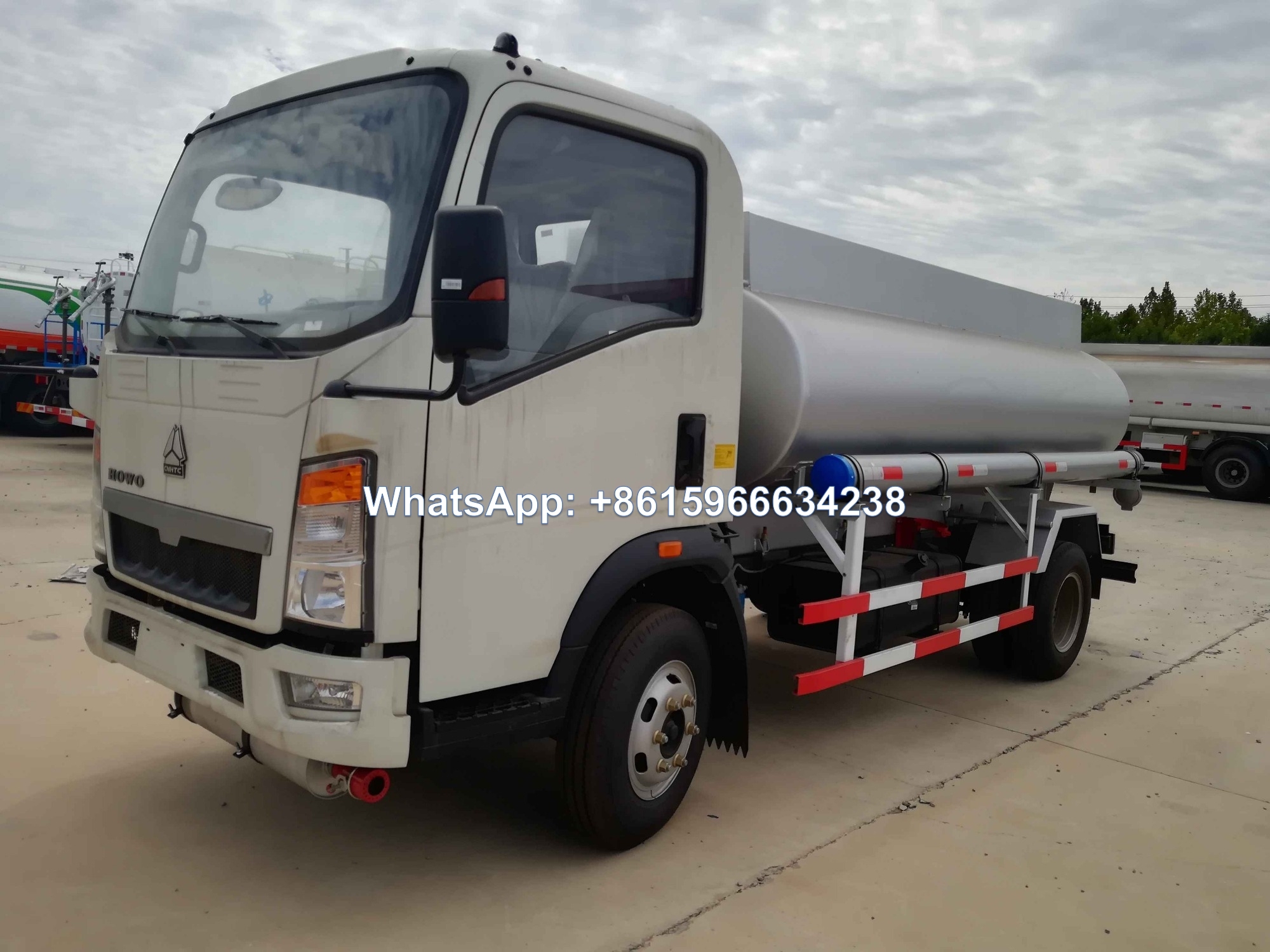 SINOTRUK HOWO 4x2 5000 liters fuel tank truck