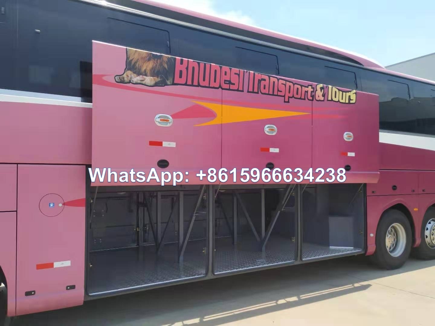 China 13.7 meters 3 axle Coach Bus 60-70 seats luxury bus