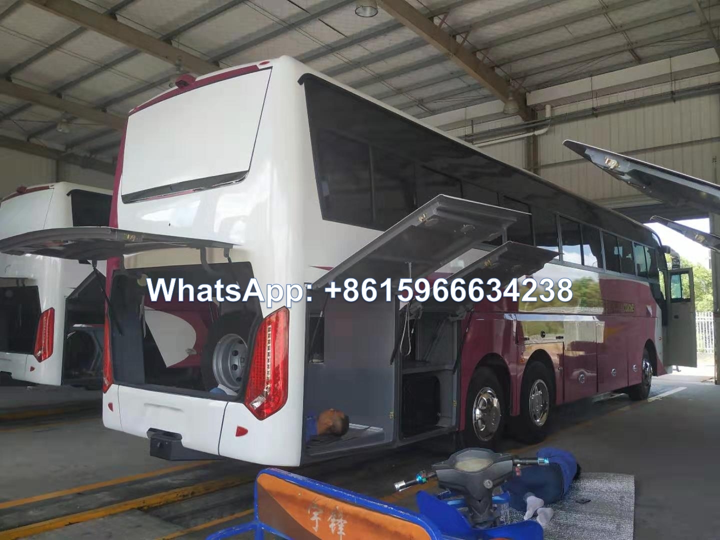 China 12.5 meters 3 axle Coach Bus 60-70 seats luxury bus