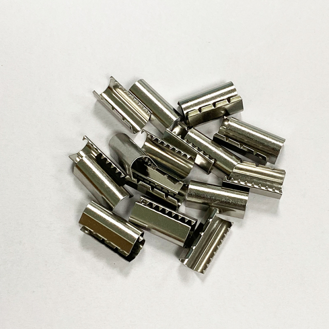 Manufacturers wholesale jewelry head rope ring connected electroplated silver metal horse buckle with tooth rope clip waistcoat buckle