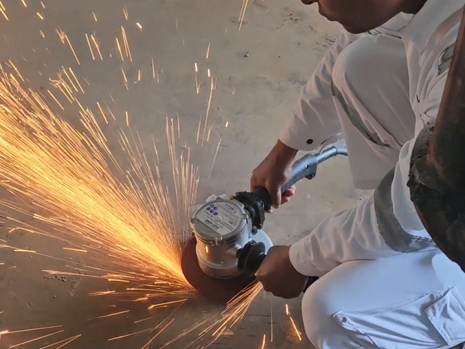 Grinding work of 4 inch (100mm) Portable High Frequency Angle Grinder (HGC-250Ⅱ)