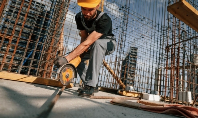 a worker use Raicho cutting discs to cut off the steel bar at one building site