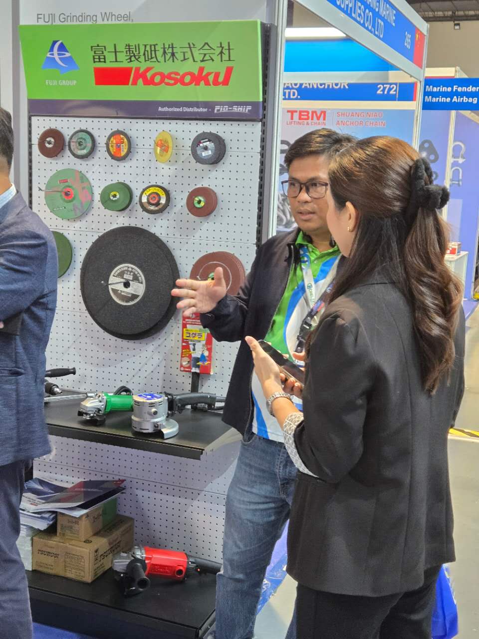 Client discutant des produits FUJI avec le personnel de Pio-ship