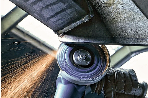 Rueda de alambre retorcido FUJI conectada a una amoladora para realizar la limpieza de soldaduras en superficies metálicas