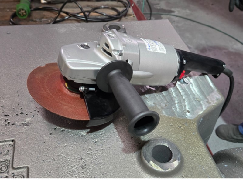 Komplette industrielle L&ouml;sung mit dem 300-Hz-HF-Schleifer von FUJI zusammen mit Super F2 Premium-Schleifscheiben