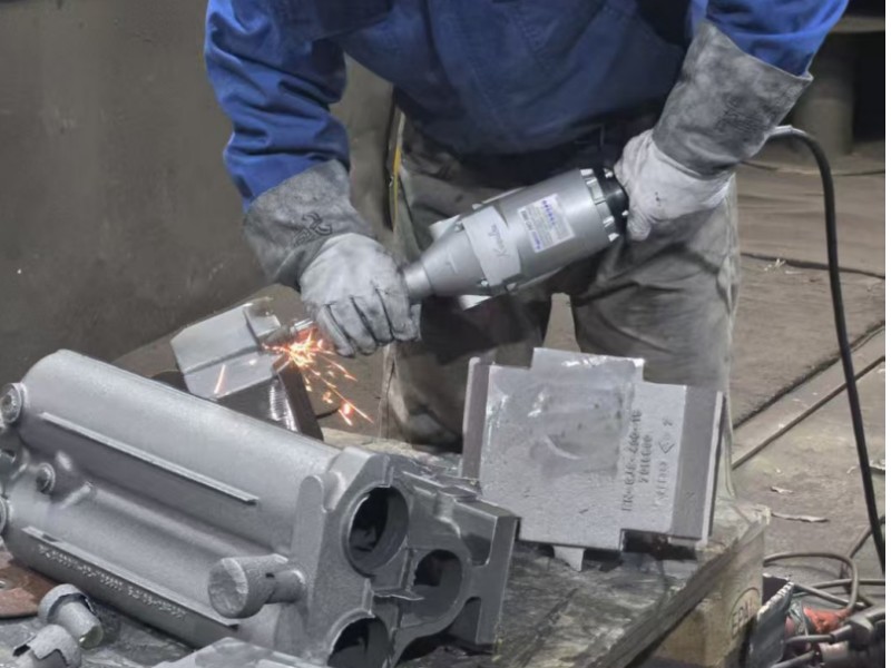 HF-Geradschleifer HIC-3802 wurde f&uuml;r die Bearbeitung der Gussteile in der Werkstatt verwendet