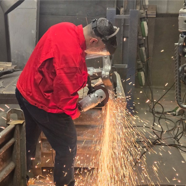 Industrial grinding applications and solutions using the FUJI HGC-3902 on heavy steel fabrication