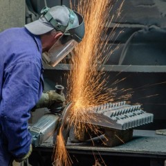 Industrielle Schleifanwendungen und -lösungen mit den HF-Schleifmaschinen für die Bearbeitung schwerer Stahlkonstruktionen