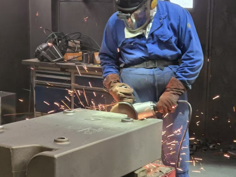 FUJI large angle grinder performing heavy-duty casting gate cutting using Super F2 abrasive wheels