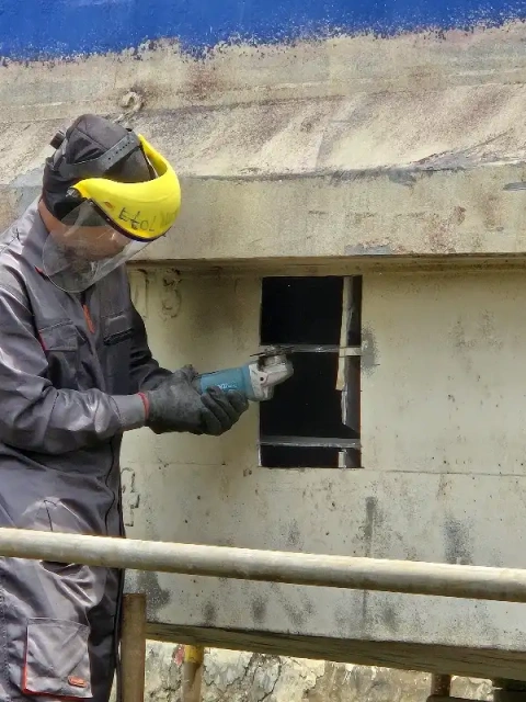 Worker used Aluminum Grinding Wheel in Philippine Shipyard 