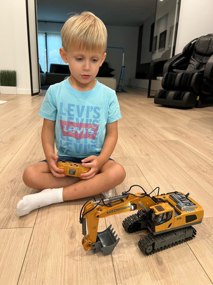 XLabToys Remote Control Excavator Construction Toys for Boys, 2×1200mAh RC Construction Truck with Metal Shovel & Light, 11CH Excavator Toys for Boys 3-5 4-7 8-12 Year Old