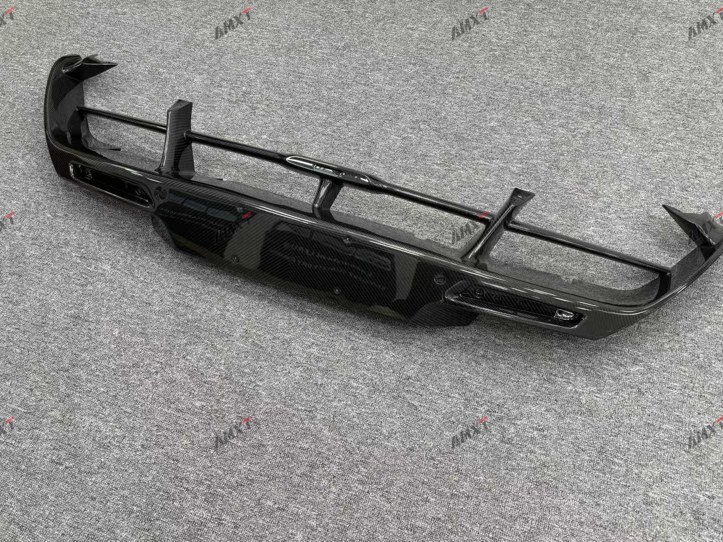 High Quality Fast Delivery Whole Sale Price Dry Carbon Fiber OEM Style Rear Middle Bumper Body Kits for Mclaren 720S