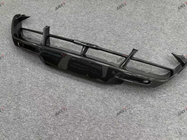 High Quality Fast Delivery Whole Sale Price Dry Carbon Fiber OEM Style Rear Middle Bumper Body Kits for Mclaren 720S