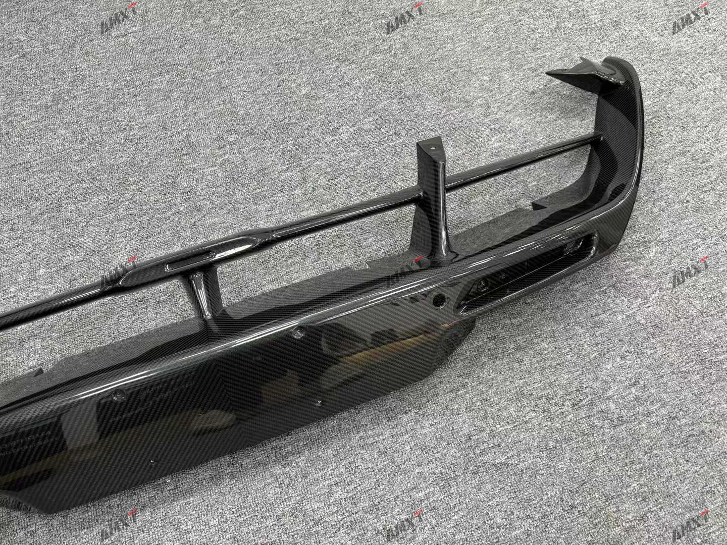 High Quality Fast Delivery Whole Sale Price Dry Carbon Fiber OEM Style Rear Middle Bumper Body Kits for Mclaren 720S