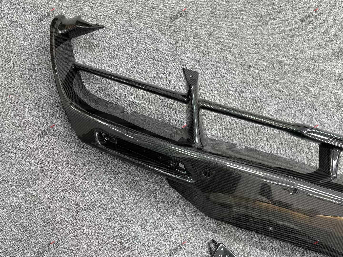 High Quality Fast Delivery Whole Sale Price Dry Carbon Fiber OEM Style Rear Middle Bumper Body Kits for Mclaren 720S