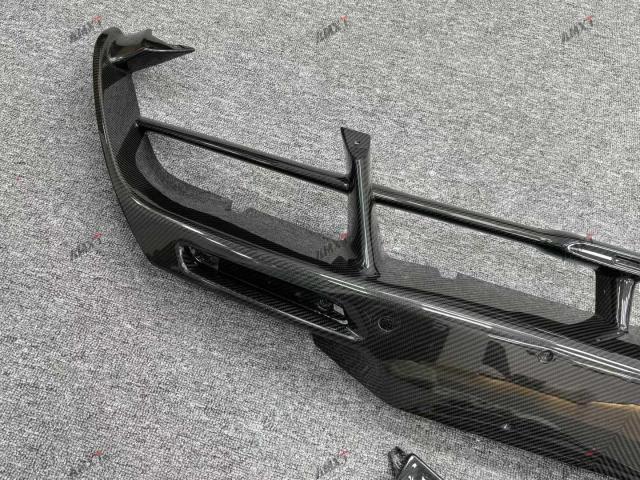 High Quality Fast Delivery Whole Sale Price Dry Carbon Fiber OEM Style Rear Middle Bumper Body Kits for Mclaren 720S