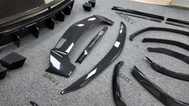 Urus Mansory Body Kits for Lamborghini Excellent Quality Fast Delivery Dry Carbon Fiber Front Lip Side Skirt Rear Diffuser Hood