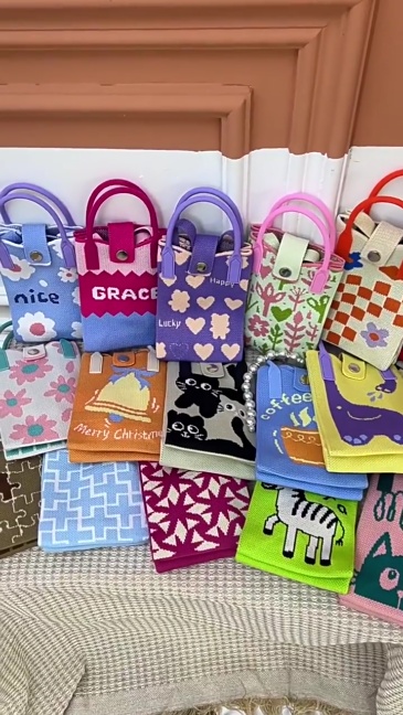 Kosoul New fashion shoulder bag mini knitted mobile phone bag Korean version versatile small portable change bag messenger bag Cute animals